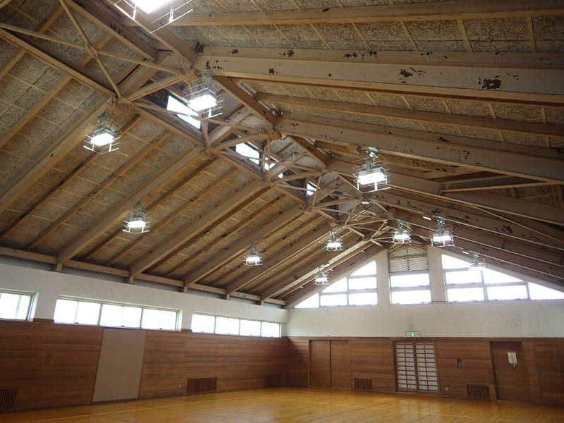 某中学校武道場照明改修工事　竣工Ｈ27.9　高所作業の為、墜落災害及び物品の落下による床損傷に注意して施工しました。
