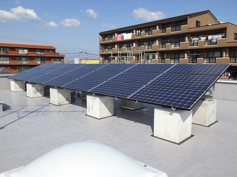 某地域ケアプラザ太陽光発電設備工事　竣工Ｈ27.11　安全面ではケアプラザでの工事の為、利用者との事故防止が大きな課題となりました。施工面では、屋上パネル基礎作成の精度や機器類の設置方法等、誇れる仕上げになったと思います。